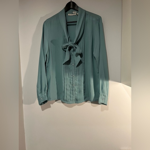 This brand new Claudia Richard comes in a size medium and blue in colour - Picture 3 of 9